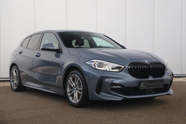 BMW 1-SERIE 118i M-Sport Automaat Half Leder Sportstoelen Black Optic Sfeerverlichting Full LED Getint Glas Draadloos Carplay Android Parkeersensor