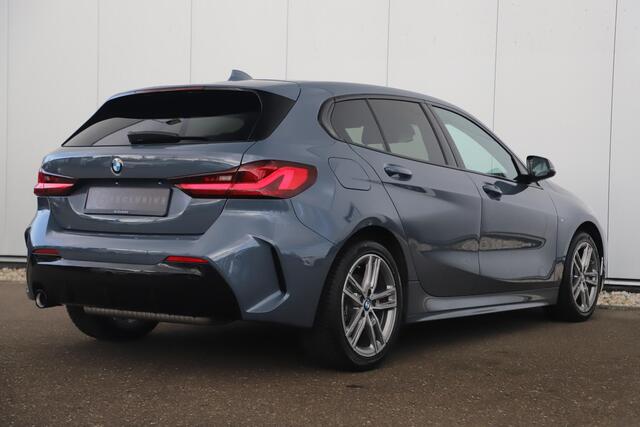 BMW 1-SERIE 118i M-Sport Automaat Half Leder Sportstoelen Black Optic Sfeerverlichting Full LED Getint Glas Draadloos Carplay Android Parkeersensor