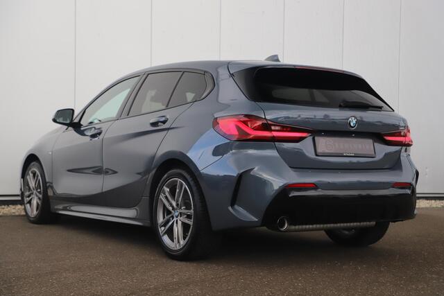 BMW 1-SERIE 118i M-Sport Automaat Half Leder Sportstoelen Black Optic Sfeerverlichting Full LED Getint Glas Draadloos Carplay Android Parkeersensor