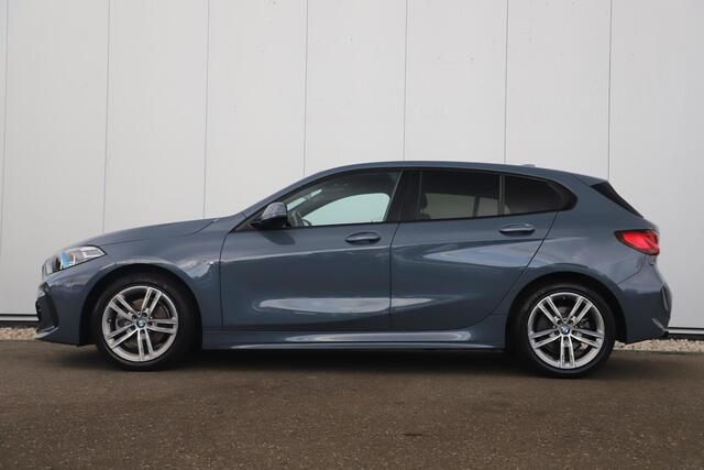 BMW 1-SERIE 118i M-Sport Automaat Half Leder Sportstoelen Black Optic Sfeerverlichting Full LED Getint Glas Draadloos Carplay Android Parkeersensor
