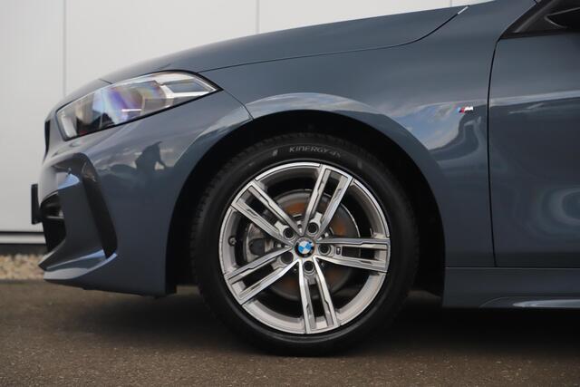 BMW 1-SERIE 118i M-Sport Automaat Half Leder Sportstoelen Black Optic Sfeerverlichting Full LED Getint Glas Draadloos Carplay Android Parkeersensor