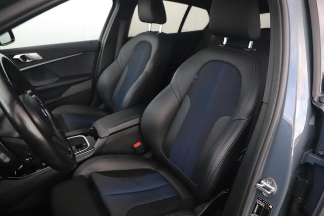 BMW 1-SERIE 118i M-Sport Automaat Half Leder Sportstoelen Black Optic Sfeerverlichting Full LED Getint Glas Draadloos Carplay Android Parkeersensor