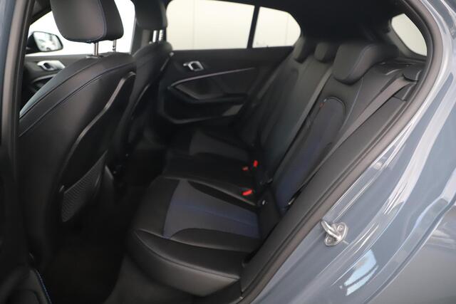 BMW 1-SERIE 118i M-Sport Automaat Half Leder Sportstoelen Black Optic Sfeerverlichting Full LED Getint Glas Draadloos Carplay Android Parkeersensor