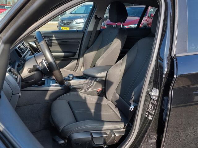 BMW 1-SERIE 118i 136pk Automaat Executive Sport-Line | Origineel NL | Navi | Clima | Cruise | Bluetooth Carkit+Streaming | Led Koplampen | Licht+Regensensor | Pdc | Mistlampen | Privacy Glass | 16''lm