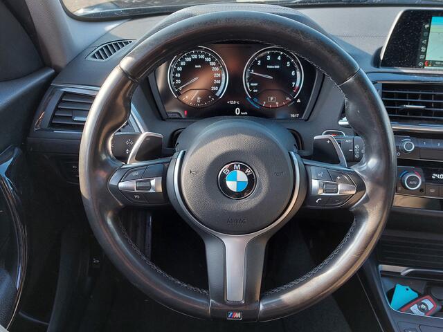 BMW 1-SERIE 118i 136pk Automaat Executive Sport-Line | Origineel NL | Navi | Clima | Cruise | Bluetooth Carkit+Streaming | Led Koplampen | Licht+Regensensor | Pdc | Mistlampen | Privacy Glass | 16''lm