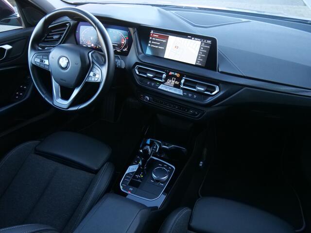 BMW 1-SERIE 118i 136pk Business Edition Automaat Navigatie / Camera / Apple Carplay / Sportline