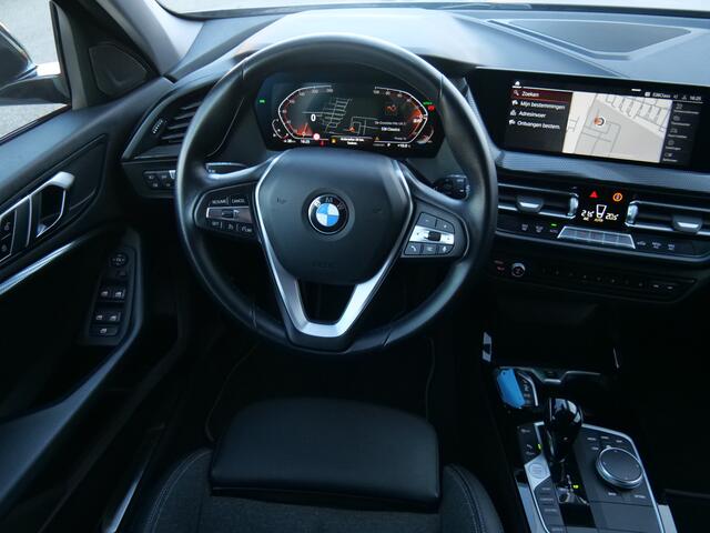 BMW 1-SERIE 118i 136pk Business Edition Automaat Navigatie / Camera / Apple Carplay / Sportline