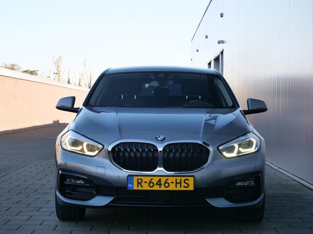 BMW 1-SERIE 118i 136pk Business Edition Automaat Navigatie / Camera / Apple Carplay / Sportline