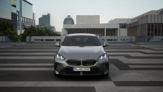 BMW 1-SERIE 120 M Sport Automaat / Sportstoelen / M Adaptief onderstel / Parking Assistant / Driving Assistant / Extra getint glas achter