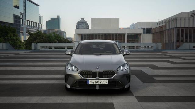 BMW 1-SERIE 120 M Sport Automaat / Parking Assistant / Driving Assistant / Extra getint glas achter