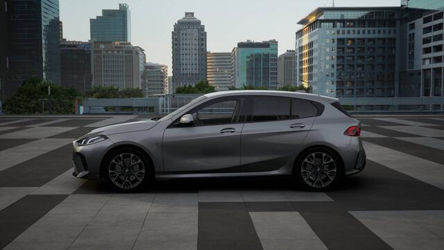 BMW 1-SERIE 120 M Sport Automaat / Parking Assistant / Driving Assistant / Extra getint glas achter