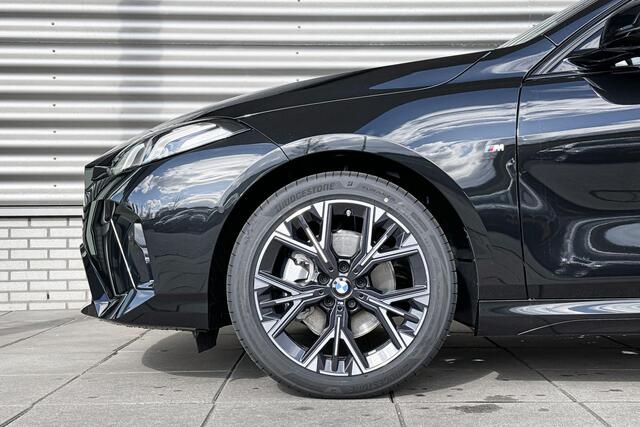 BMW 1-SERIE 120 M Sport Design Edition / Glazen panoramadak / Elektrisch verwarmde voorstoelen