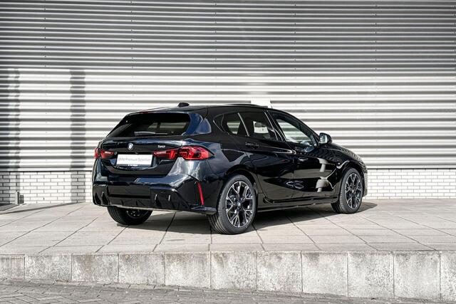 BMW 1-SERIE 120 M Sport Design Edition / Glazen panoramadak / Elektrisch verwarmde voorstoelen