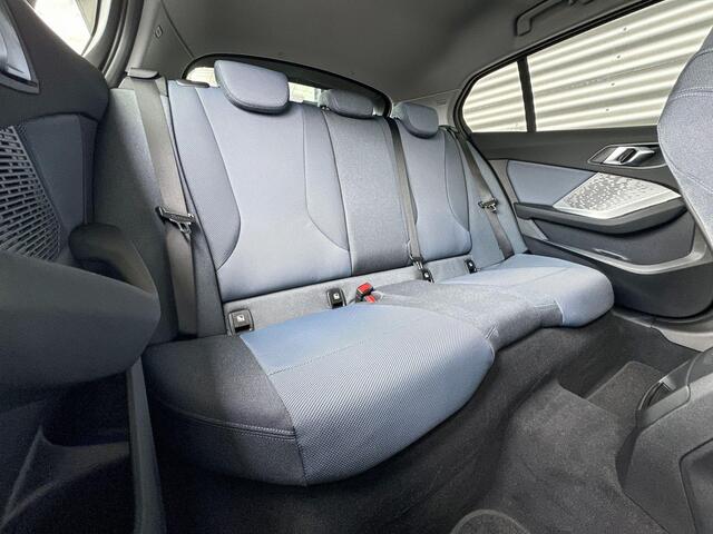 BMW 1-SERIE 120 M Sport Design Edition / Glazen panoramadak / Elektrisch verwarmde voorstoelen