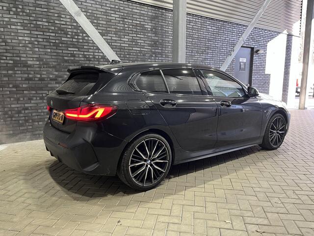 BMW 1-SERIE 118i | M-Sport | Automaat | Panoramadak | Head-Up | Stoelverwarming | Apple Carplay | Camera