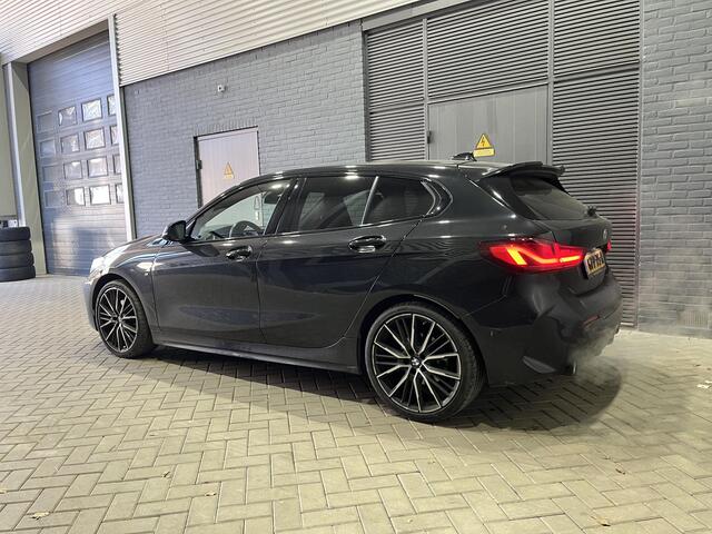 BMW 1-SERIE 118i | M-Sport | Automaat | Panoramadak | Head-Up | Stoelverwarming | Apple Carplay | Camera