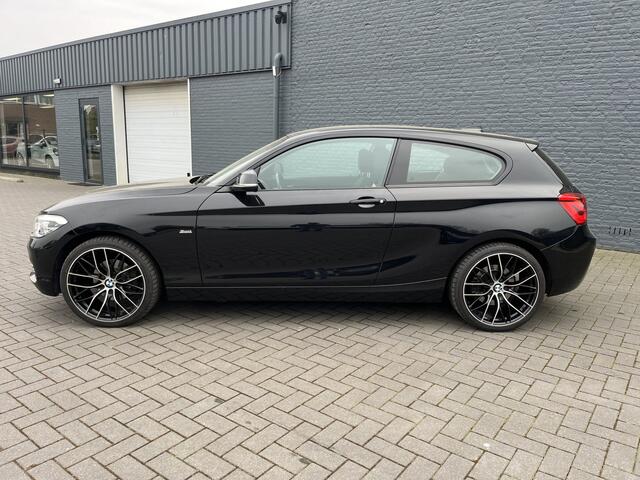 BMW 1-SERIE 120i 184PK Automaat 3Drs. Sport Executive / Airco-ecc. / Cruise-ctr. / Navigatie / Lm velgen / Trekhaak afn. / Apk feb-2026