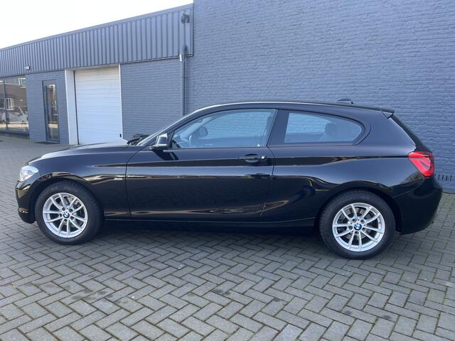 BMW 1-SERIE 120i 184PK Automaat 3Drs. Sport Executive / Airco-ecc. / Cruise-ctr. / Navigatie / Lm velgen / Trekhaak afn. / Apk feb-2026