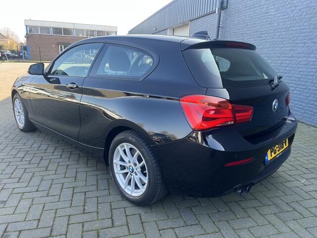 BMW 1-SERIE 120i 184PK Automaat 3Drs. Sport Executive / Airco-ecc. / Cruise-ctr. / Navigatie / Lm velgen / Trekhaak afn. / Apk feb-2026