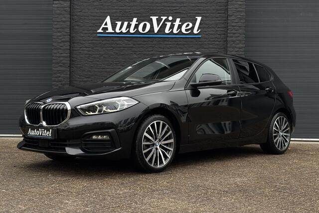 BMW 1-SERIE 118i | Panodak | Camera | Harman Kardon | Elek. verstelbare stoelen | Trekhaak | Fabrieksgarantie