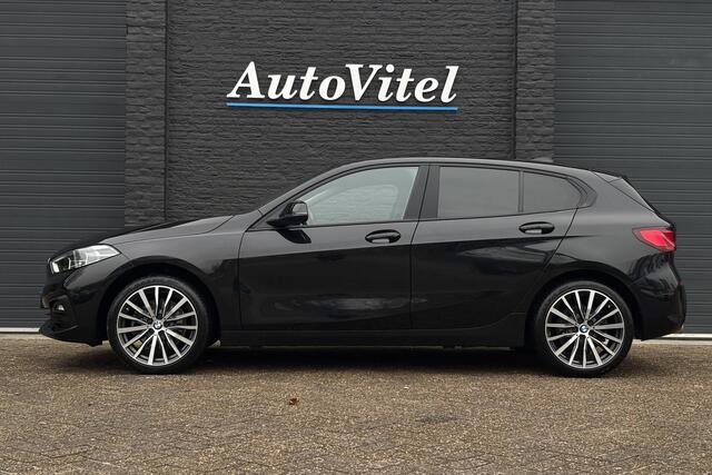 BMW 1-SERIE 118i | Panodak | Camera | Harman Kardon | Elek. verstelbare stoelen | Trekhaak | Fabrieksgarantie