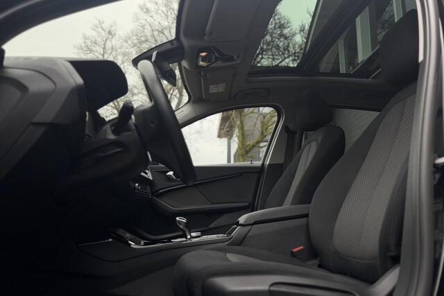 BMW 1-SERIE 118i | Panodak | Camera | Harman Kardon | Elek. verstelbare stoelen | Trekhaak | Fabrieksgarantie