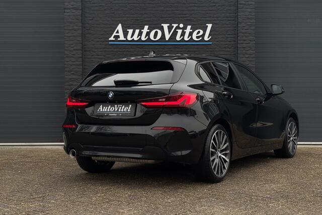 BMW 1-SERIE 118i | Panodak | Camera | Harman Kardon | Elek. verstelbare stoelen | Trekhaak | Fabrieksgarantie