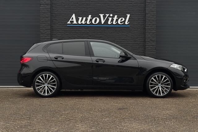 BMW 1-SERIE 118i | Panodak | Camera | Harman Kardon | Elek. verstelbare stoelen | Trekhaak | Fabrieksgarantie