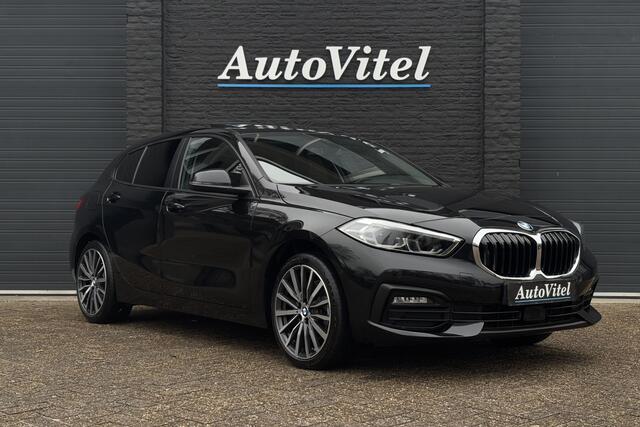 BMW 1-SERIE 118i | Panodak | Camera | Harman Kardon | Elek. verstelbare stoelen | Trekhaak | Fabrieksgarantie
