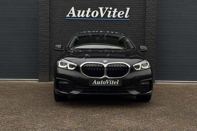 BMW 1-SERIE 118i | Panodak | Camera | Harman Kardon | Elek. verstelbare stoelen | Trekhaak | Fabrieksgarantie
