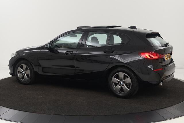 BMW 1-SERIE 118i Sport Line | Panoramadak | Carplay | Live Cockpit | Half leder | Navigatie | DAB | Climate control | PDC | Full LED | Cruise control
