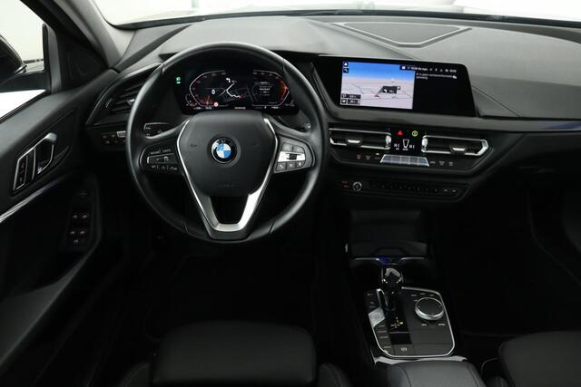 BMW 1-SERIE 118i Sport Line | Panoramadak | Carplay | Live Cockpit | Half leder | Navigatie | DAB | Climate control | PDC | Full LED | Cruise control