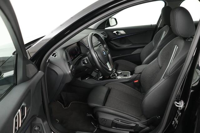 BMW 1-SERIE 118i Sport Line | Panoramadak | Carplay | Live Cockpit | Half leder | Navigatie | DAB | Climate control | PDC | Full LED | Cruise control
