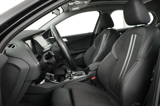 BMW 1-SERIE 118i Sport Line | Panoramadak | Carplay | Live Cockpit | Half leder | Navigatie | DAB | Climate control | PDC | Full LED | Cruise control