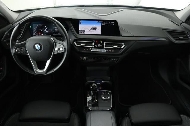 BMW 1-SERIE 118i Sport Line | Panoramadak | Carplay | Live Cockpit | Half leder | Navigatie | DAB | Climate control | PDC | Full LED | Cruise control