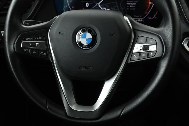 BMW 1-SERIE 118i Sport Line | Panoramadak | Carplay | Live Cockpit | Half leder | Navigatie | DAB | Climate control | PDC | Full LED | Cruise control