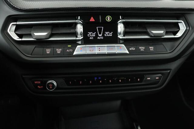 BMW 1-SERIE 118i Sport Line | Panoramadak | Carplay | Live Cockpit | Half leder | Navigatie | DAB | Climate control | PDC | Full LED | Cruise control