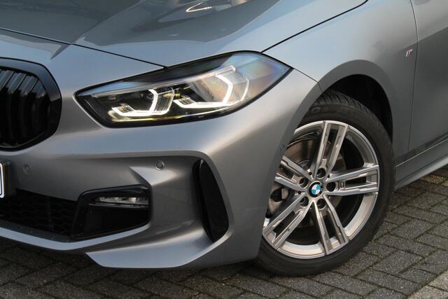 BMW 1-SERIE 118i High Executive M Sport Automaat / Panoramadak / Sportstoelen / Stoelverwarming / Adaptieve LED / Parking Assistant / Head-Up / Harman Kardon / Live Cockpit Professional