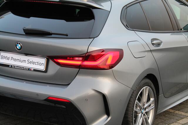 BMW 1-SERIE 118i High Executive M Sport Automaat / Panoramadak / Sportstoelen / Stoelverwarming / Adaptieve LED / Parking Assistant / Head-Up / Harman Kardon / Live Cockpit Professional