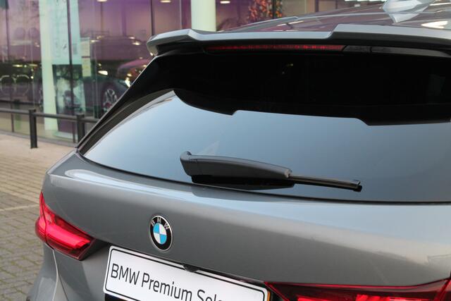 BMW 1-SERIE 118i High Executive M Sport Automaat / Panoramadak / Sportstoelen / Stoelverwarming / Adaptieve LED / Parking Assistant / Head-Up / Harman Kardon / Live Cockpit Professional