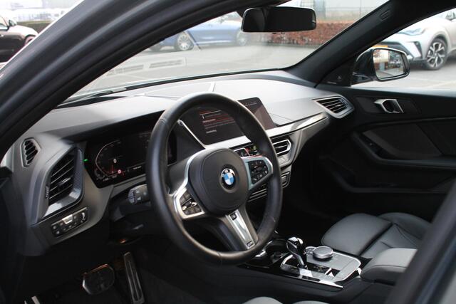 BMW 1-SERIE 118i High Executive M Sport Automaat / Panoramadak / Sportstoelen / Stoelverwarming / Adaptieve LED / Parking Assistant / Head-Up / Harman Kardon / Live Cockpit Professional