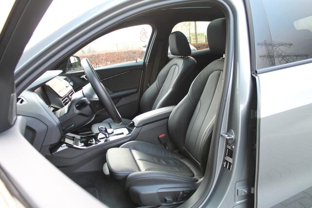 BMW 1-SERIE 118i High Executive M Sport Automaat / Panoramadak / Sportstoelen / Stoelverwarming / Adaptieve LED / Parking Assistant / Head-Up / Harman Kardon / Live Cockpit Professional