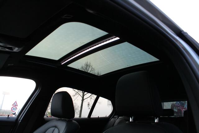 BMW 1-SERIE 118i High Executive M Sport Automaat / Panoramadak / Sportstoelen / Stoelverwarming / Adaptieve LED / Parking Assistant / Head-Up / Harman Kardon / Live Cockpit Professional