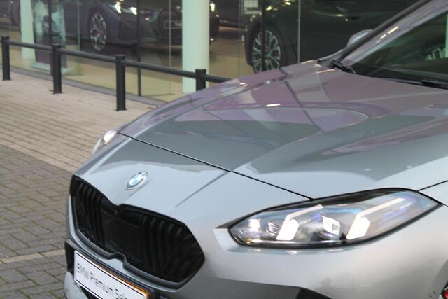 BMW 1-SERIE 120 High Executive M Sport Automaat / Panoramadak / M Adaptief onderstel / Sportstoelen / Stoelverwarming / Head-Up / Adaptieve LED / Parking Assistant Plus