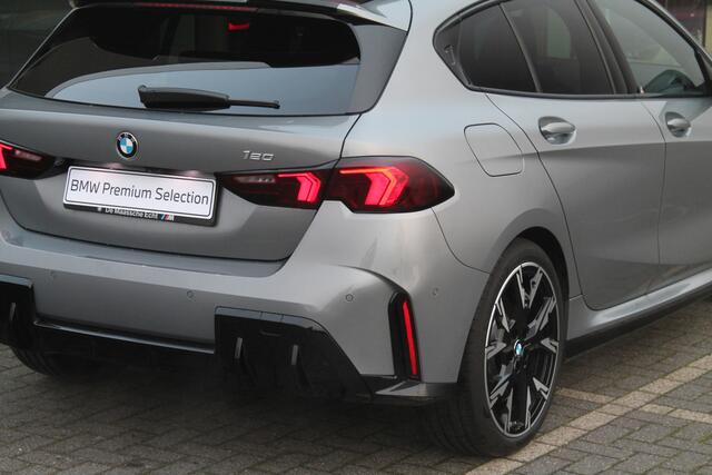 BMW 1-SERIE 120 High Executive M Sport Automaat / Panoramadak / M Adaptief onderstel / Sportstoelen / Stoelverwarming / Head-Up / Adaptieve LED / Parking Assistant Plus