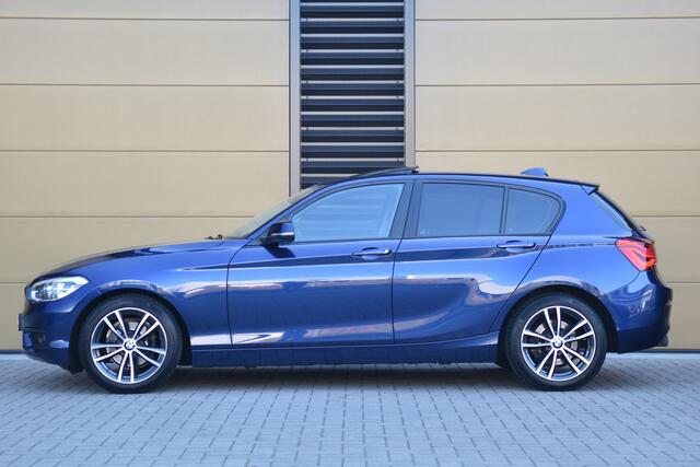 BMW 1-SERIE 118i Executive * Glasdak * Leder * LED * PDC achter * Dealer onderhouden *