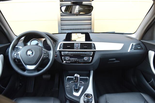 BMW 1-SERIE 118i Executive * Glasdak * Leder * LED * PDC achter * Dealer onderhouden *