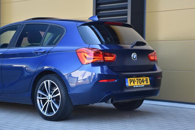 BMW 1-SERIE 118i Executive * Glasdak * Leder * LED * PDC achter * Dealer onderhouden *