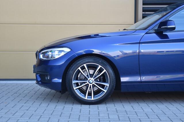 BMW 1-SERIE 118i Executive * Glasdak * Leder * LED * PDC achter * Dealer onderhouden *