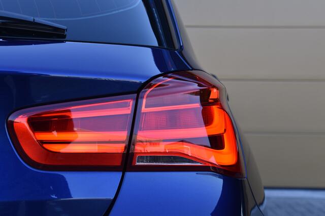 BMW 1-SERIE 118i Executive * Glasdak * Leder * LED * PDC achter * Dealer onderhouden *